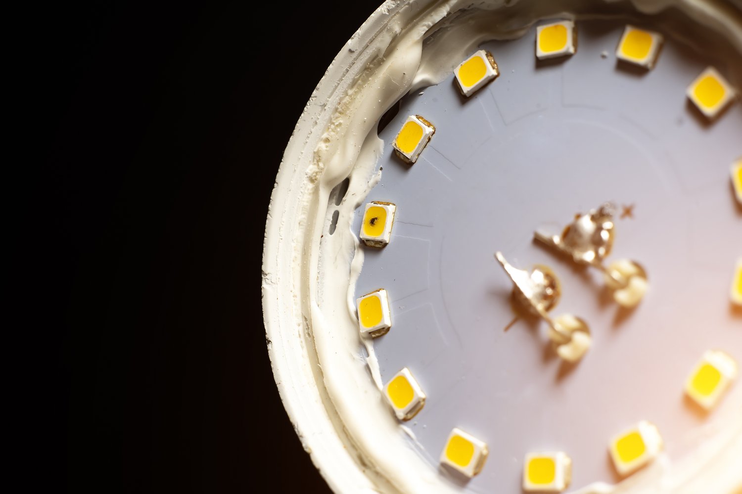 Dlaczego oświetlenie LED mruga po wyłączeniu głównego włącznika