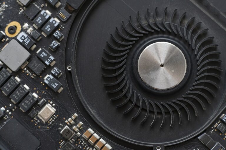 Dlaczego wentylator w komputerze głośno pracuje po podłączeniu do gniazdka