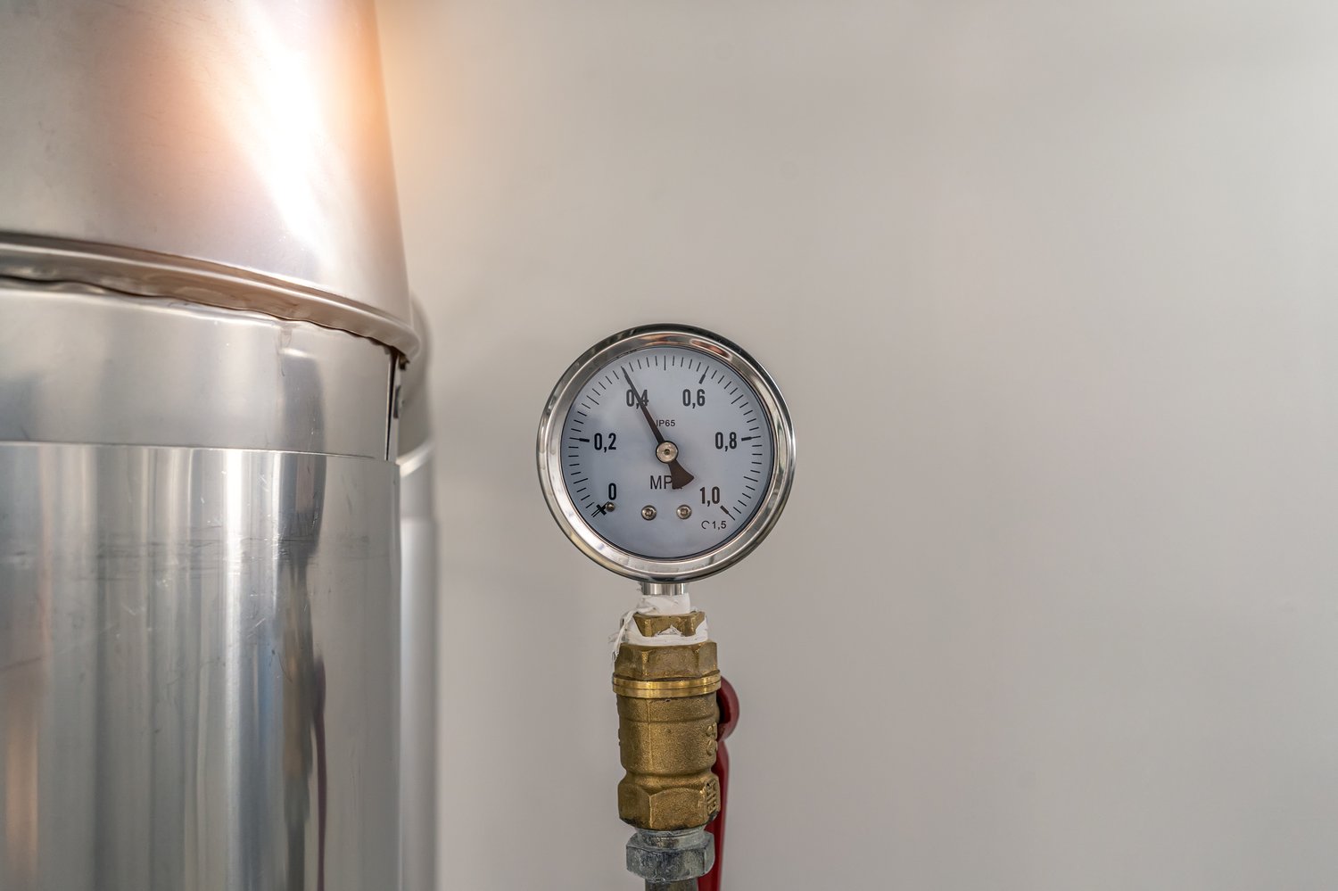 Dlaczego woda w wannie długo się nagrzewa mimo działającego bojlera