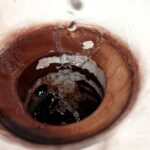 Dlaczego woda w zlewie odpływa bardzo powoli