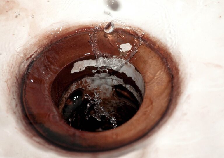 Dlaczego woda w zlewie odpływa bardzo powoli