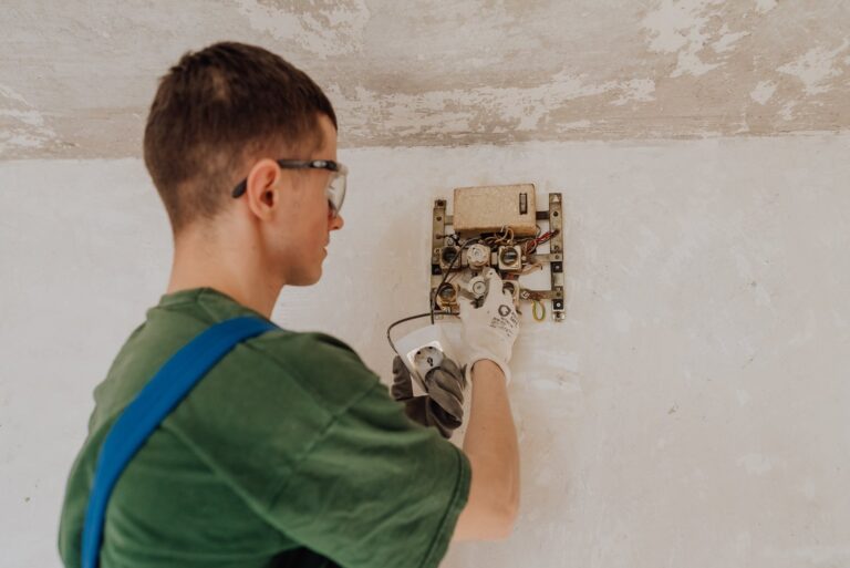 Jak poradzić sobie z trzeszczącym włącznikiem światła