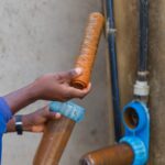 Jak poradzić sobie z zamarzającą wodą w rurze prowadzącej do garażu