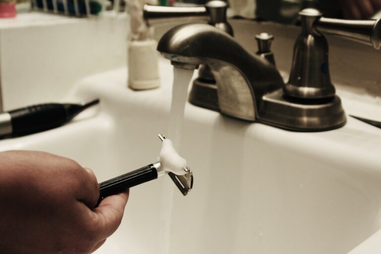 Jak rozpoznać że bateria w łazience luzuje się z mocowania