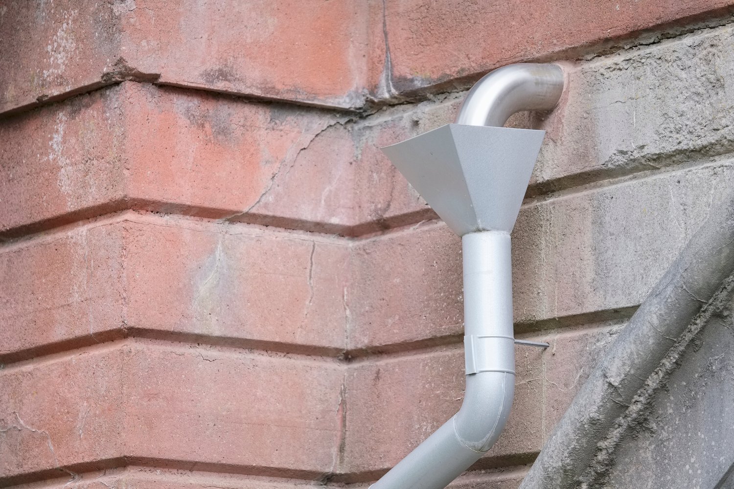 Jak rozpoznać że rura spustowa wymaga pilnej wymiany