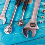 Jak wybrać odpowiedni klucz francuski do pracy w warsztacie