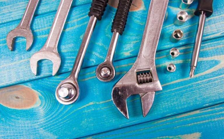 Jak wybrać odpowiedni klucz francuski do pracy w warsztacie
