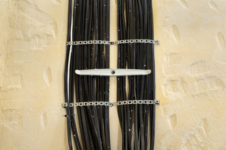 Jak wybrać odpowiednie opaski zaciskowe do instalacji elektrycznych i hydraulicznych