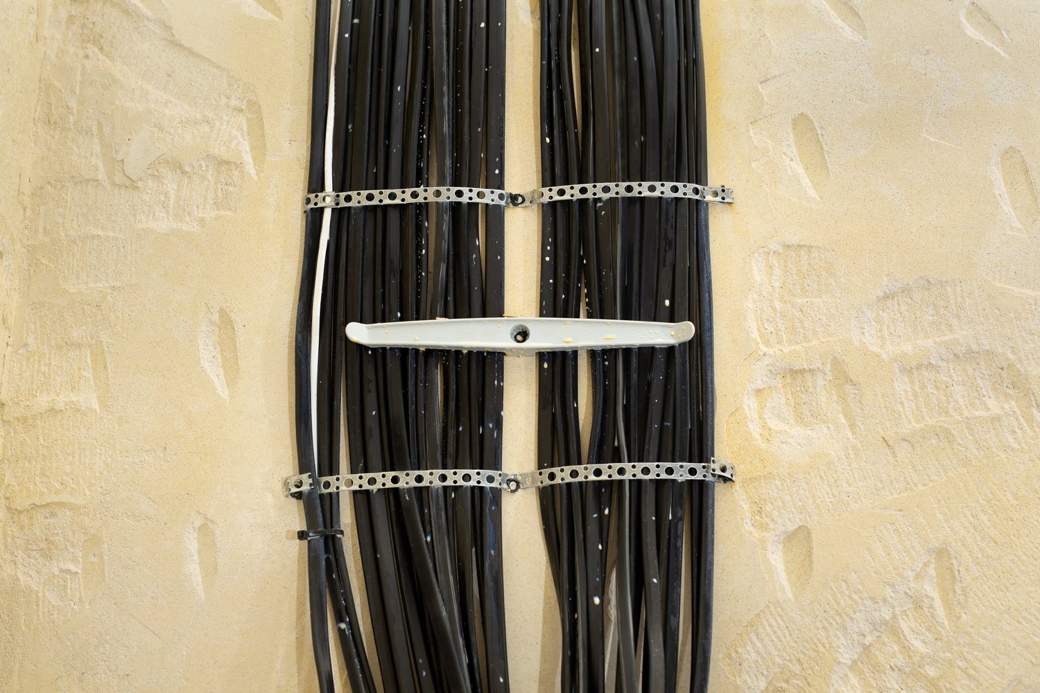 Jak wybrać odpowiednie opaski zaciskowe do instalacji elektrycznych i hydraulicznych