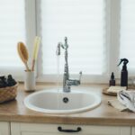 Jak wybrać odpowiednie rozwiązania sanitarne dla Twojej kuchni i łazienki