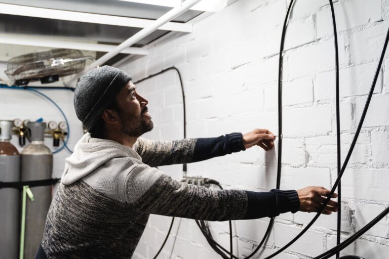 Kompletny przewodnik po wyborze i montażu kanałów podpodłogowych w instalacjach elektrycznych