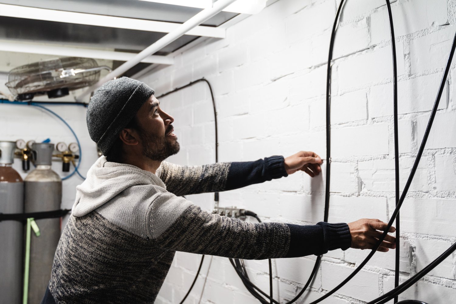 Kompletny przewodnik po wyborze i montażu kanałów podpodłogowych w instalacjach elektrycznych