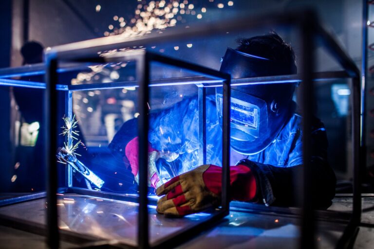 Jak prawidłowo wybrać i montować spawalnicze elementy stalowych instalacji