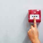 Jak prawidłowo zainstalować i konserwować ręczne ostrzegacze pożarowe w budynkach komercyjnych