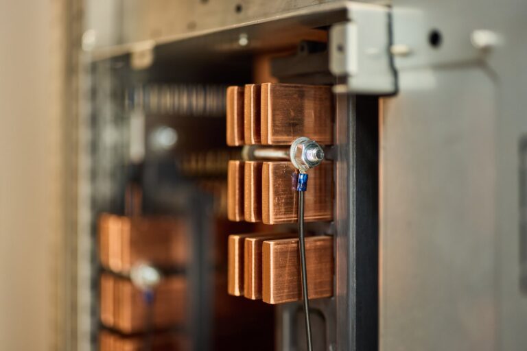 Jak wybrać odpowiedni przekładnik prądowy dla instalacji niskiego napięcia