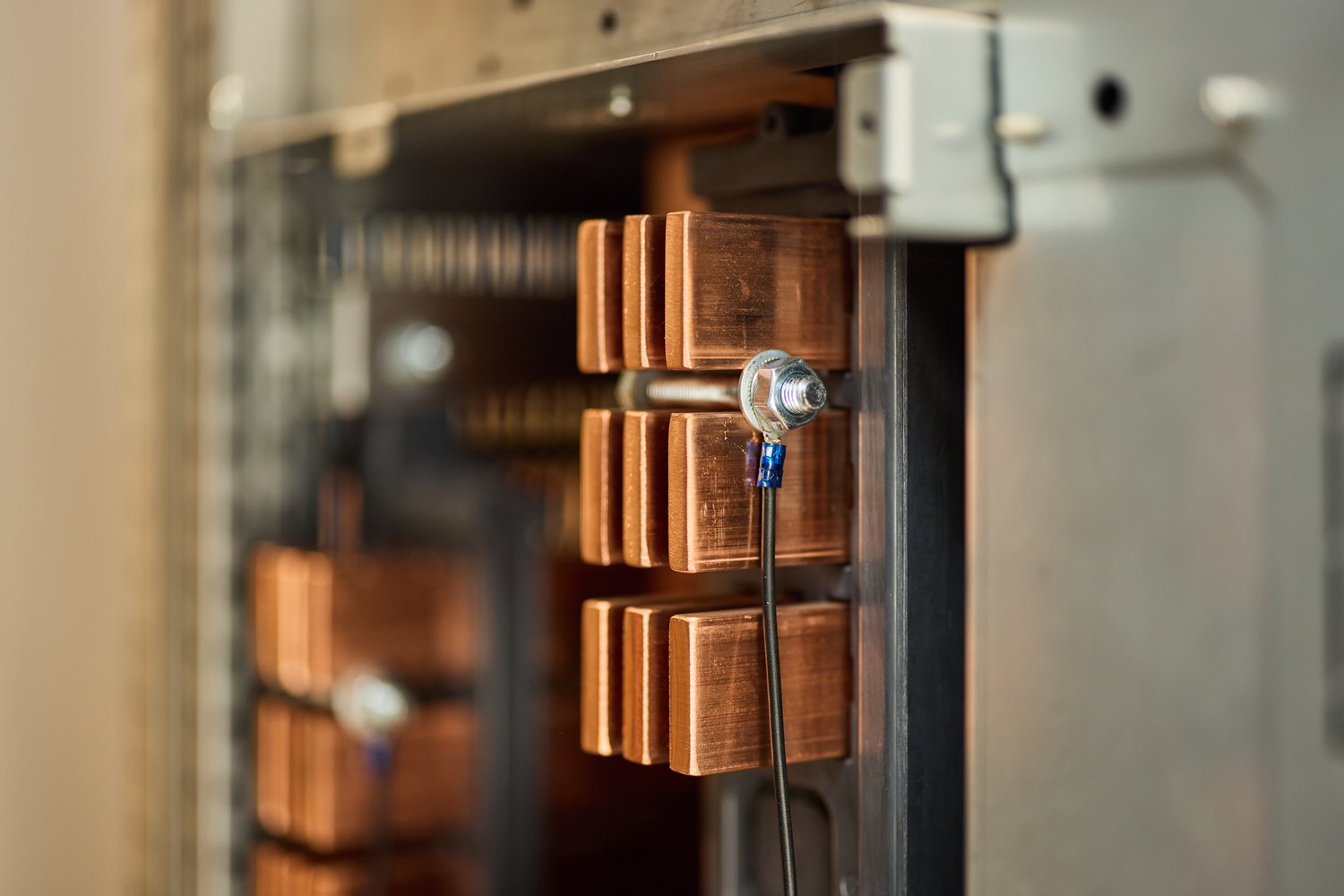 Jak wybrać odpowiedni przekładnik prądowy dla instalacji niskiego napięcia