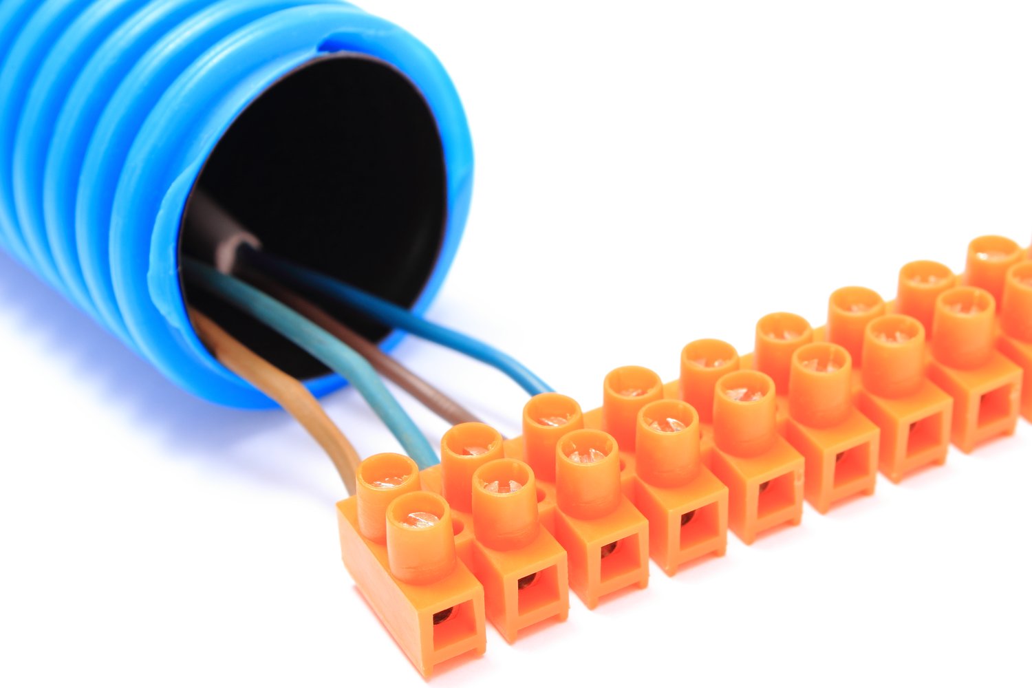 Jak wybrać odpowiednie złączki instalacyjne do domowej instalacji elektrycznej