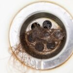 Co oznacza bulgotanie w odpływie prysznica podczas spuszczania wody z wanny