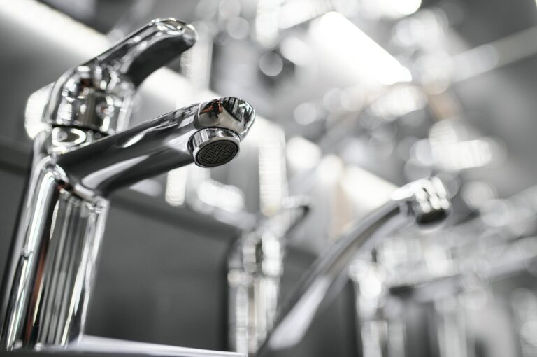 Co oznacza metaliczny posmak wody tylko z jednego kranu w domu