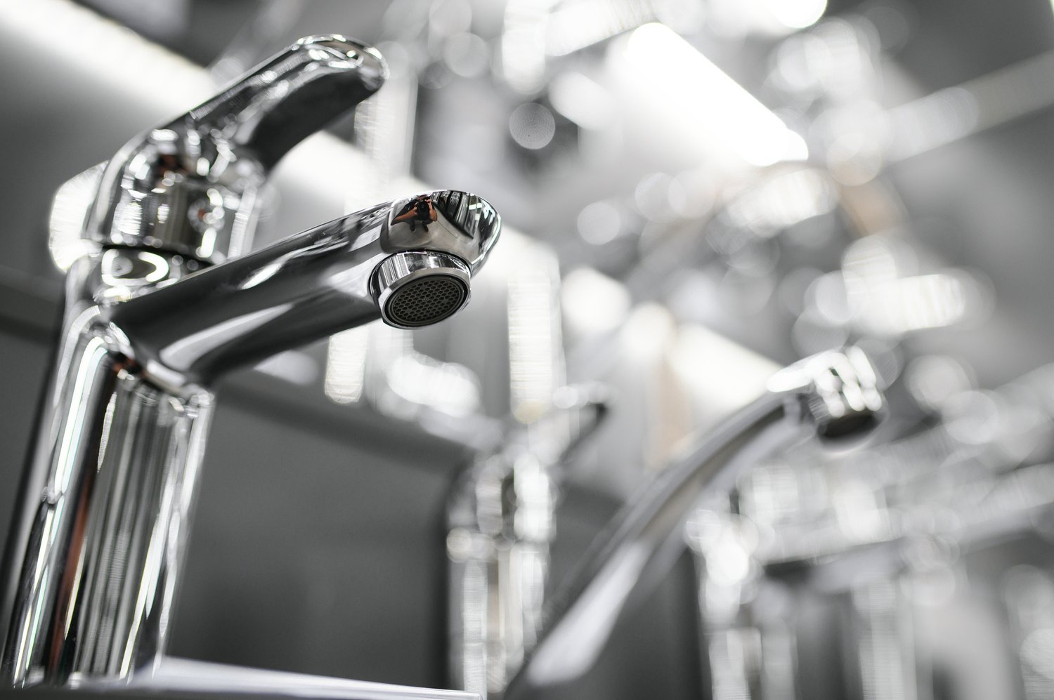 Co oznacza metaliczny posmak wody tylko z jednego kranu w domu