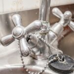 Co oznacza pulsowanie strumienia wody tylko z jednego kranu w domu