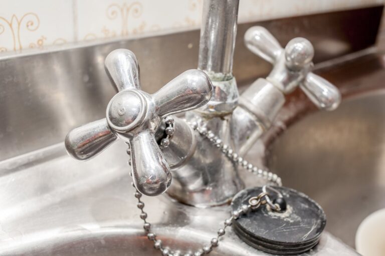 Co oznacza pulsowanie strumienia wody tylko z jednego kranu w domu