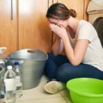 Co powoduje pojawienie się wody na podłodze łazienki bez widocznego przecieku