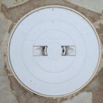 Dlaczego gniazdka w sypialni przestają działać tylko podczas burzy