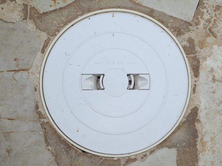 Dlaczego gniazdka w sypialni przestają działać tylko podczas burzy