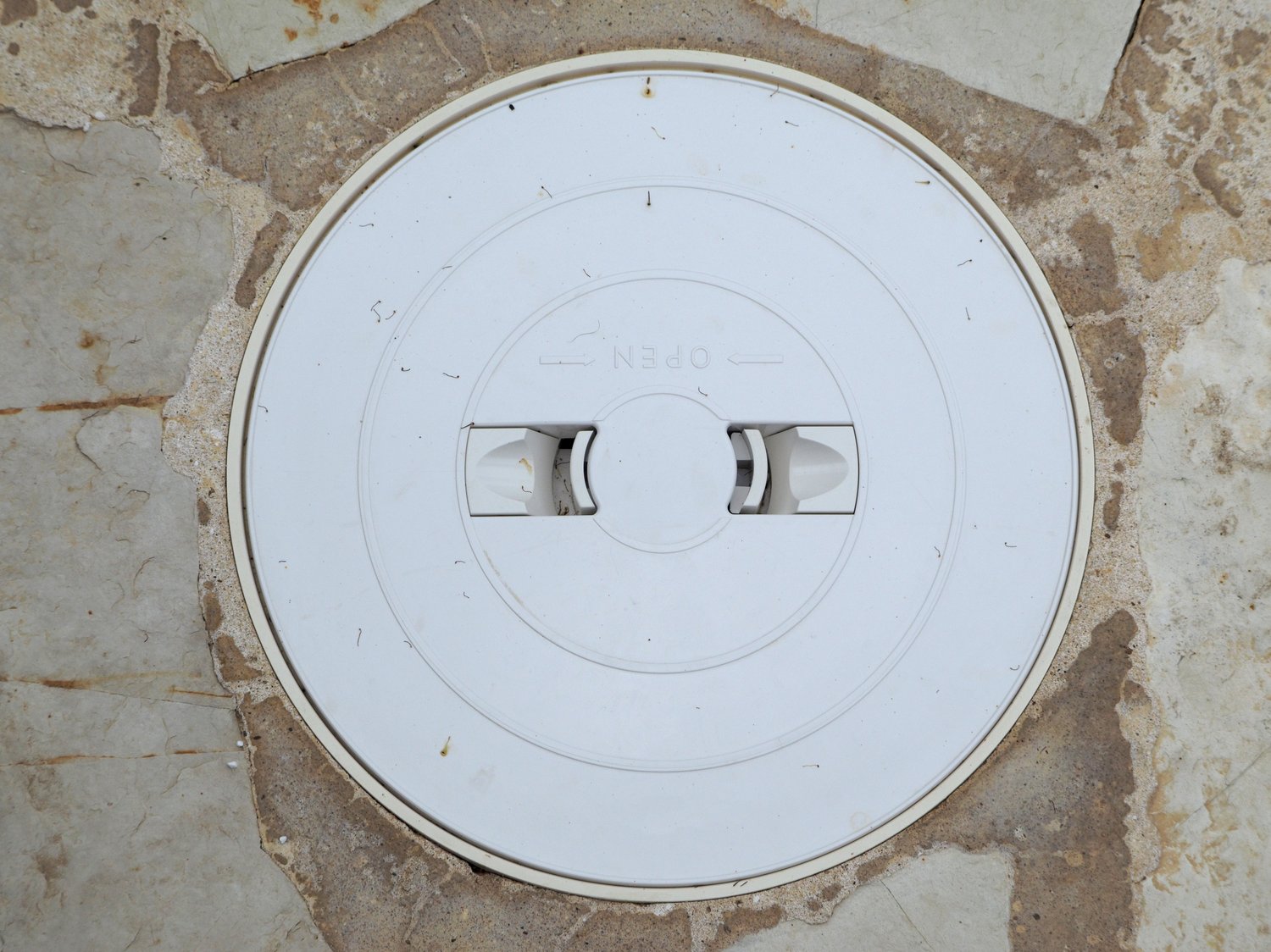 Dlaczego gniazdka w sypialni przestają działać tylko podczas burzy