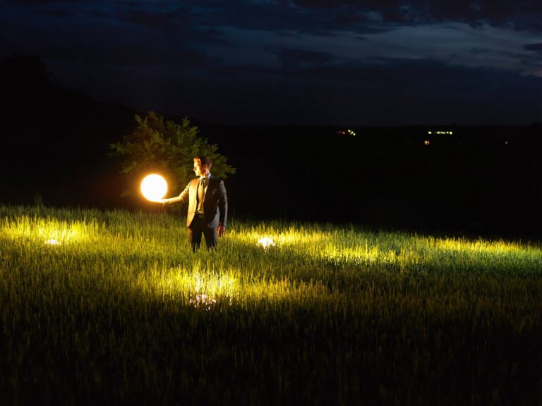 Dlaczego oświetlenie zewnętrzne domu włącza się w środku dnia