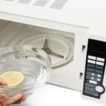 Dlaczego światło w całym domu miga po włączeniu mikrofalówki