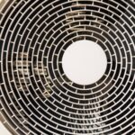 Dlaczego wentylator w łazience głośno wibruje tylko podczas pierwszych minut pracy