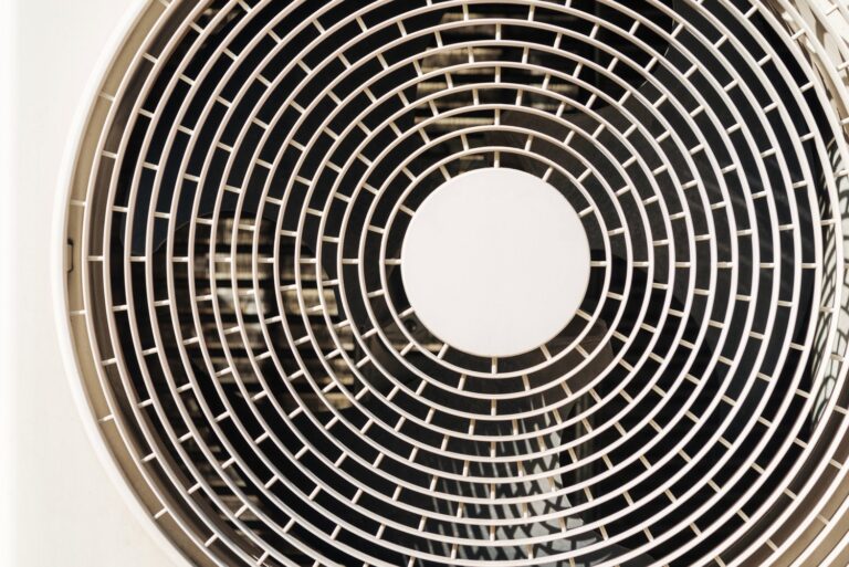 Dlaczego wentylator w łazience głośno wibruje tylko podczas pierwszych minut pracy