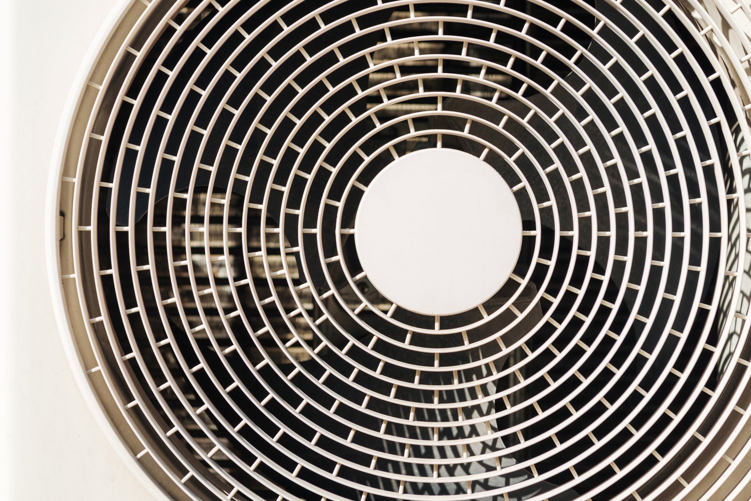 Dlaczego wentylator w łazience głośno wibruje tylko podczas pierwszych minut pracy