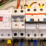 Dlaczego wyłącznik różnicowo-prądowy nie da się z powrotem załączyć