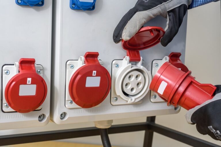 Jak prawidłowo wybrać i zainstalować gniazda siłowe w instalacjach przemysłowych