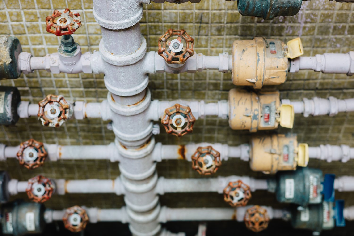 Jak rozpoznać że instalacja wodna w domu wymaga pilnego odkamieniania