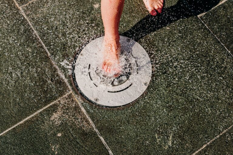 Jak rozpoznać że syfon w podłodze łazienki wymaga wymiany