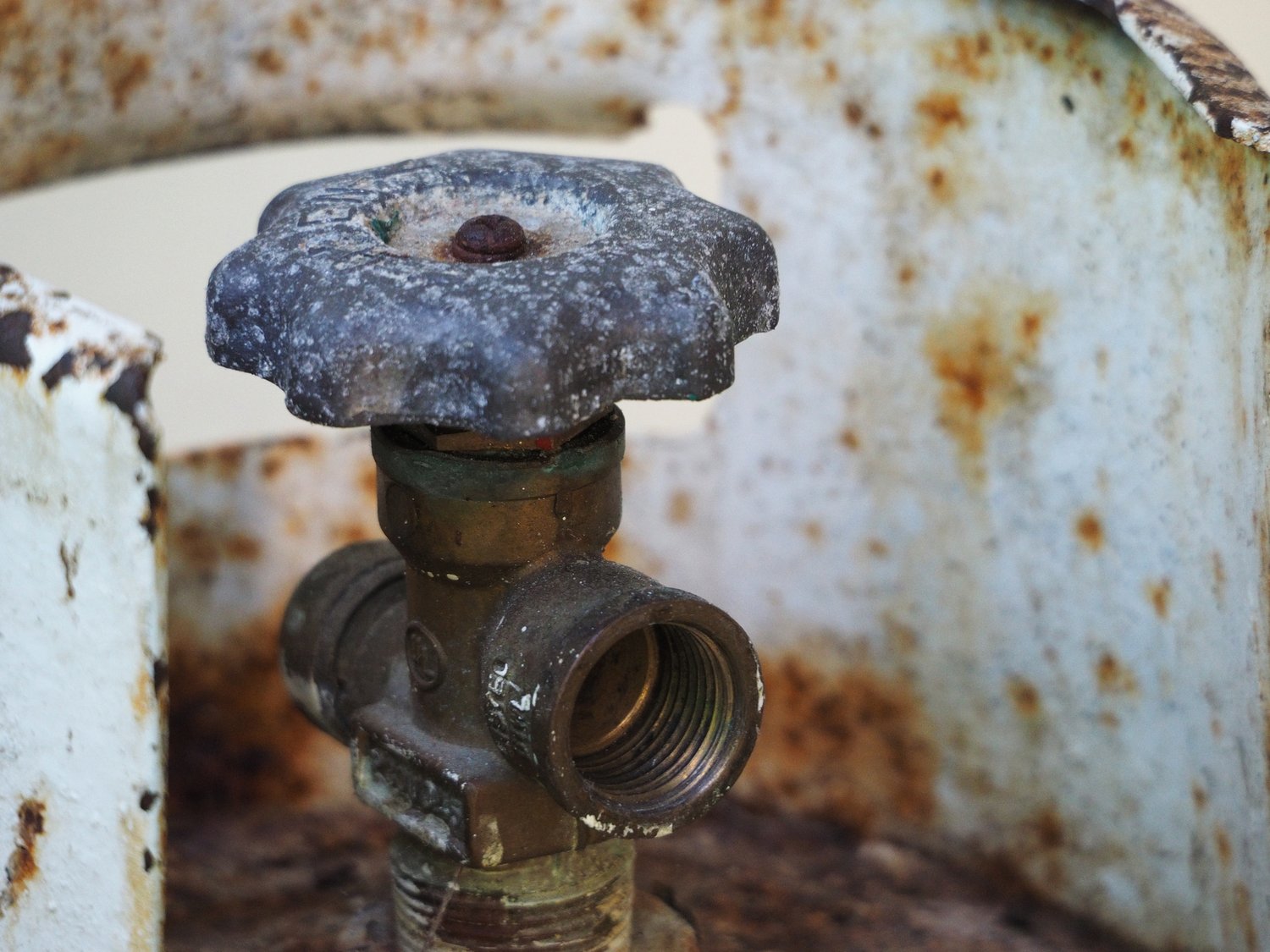 Jak rozpoznać że zawór główny gazu w mieszkaniu nie zamyka się szczelnie