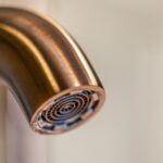 Jak rozpoznać że zestaw prysznicowy traci szczelność w połączeniu z baterią