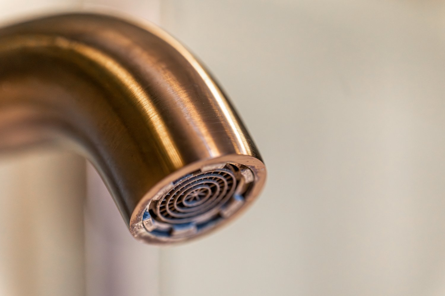 Jak rozpoznać że zestaw prysznicowy traci szczelność w połączeniu z baterią