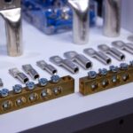 Jak wybrać odpowiednie komponenty elektryczne do twojej instalacji