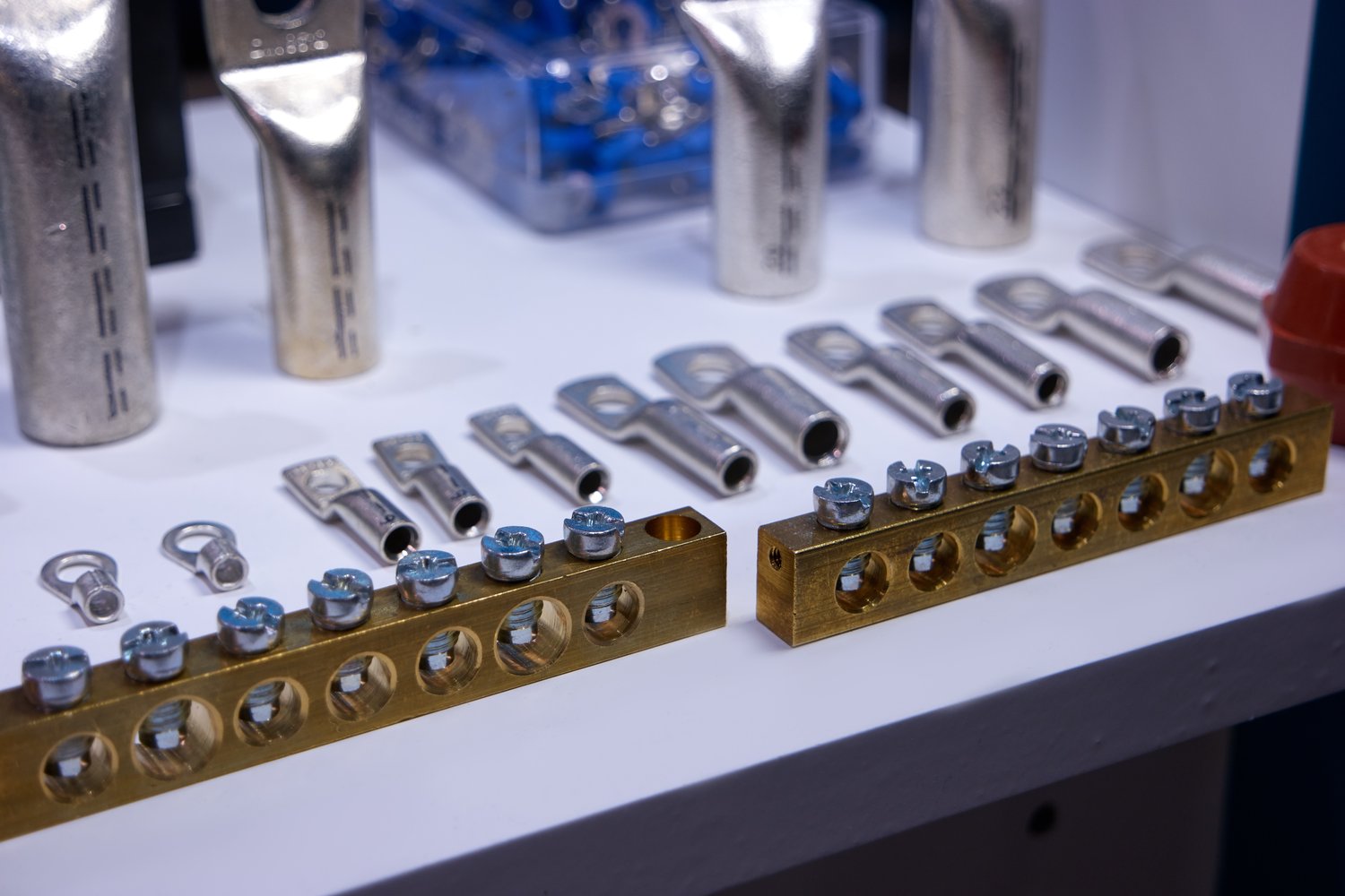 Jak wybrać odpowiednie komponenty elektryczne do twojej instalacji