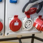 Wybór i montaż gniazd siłowych w instalacjach przemysłowych