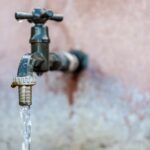 Co oznacza pojawienie się rdzy w wodzie tylko rano po całonocnej przerwie