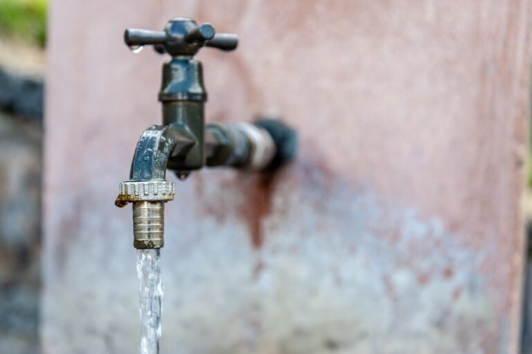 Co oznacza pojawienie się rdzy w wodzie tylko rano po całonocnej przerwie