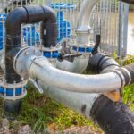 Co powoduje hałaśliwe dudnienie w rurach tylko podczas spuszczania wody z górnego piętra