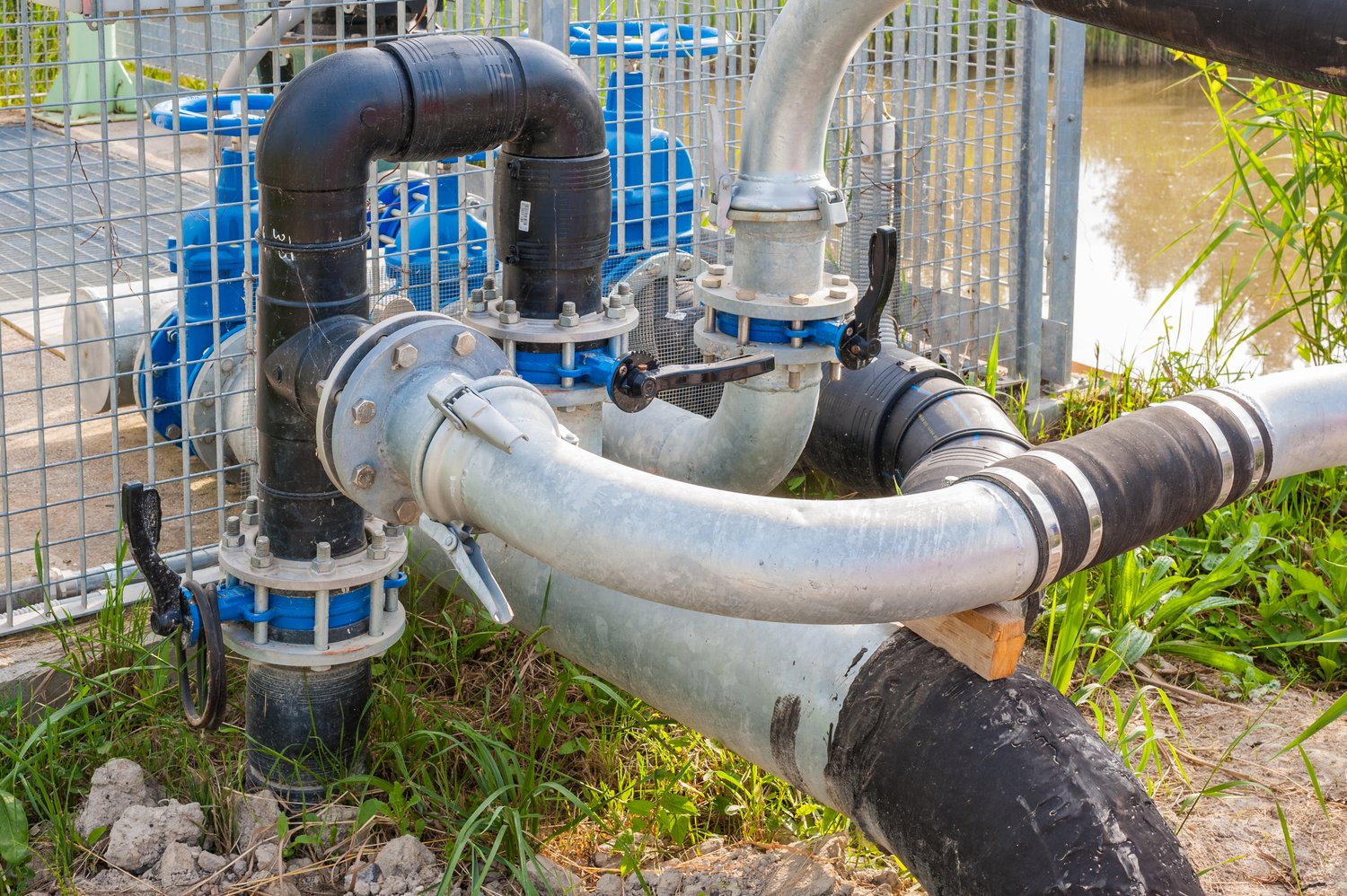 Co powoduje hałaśliwe dudnienie w rurach tylko podczas spuszczania wody z górnego piętra