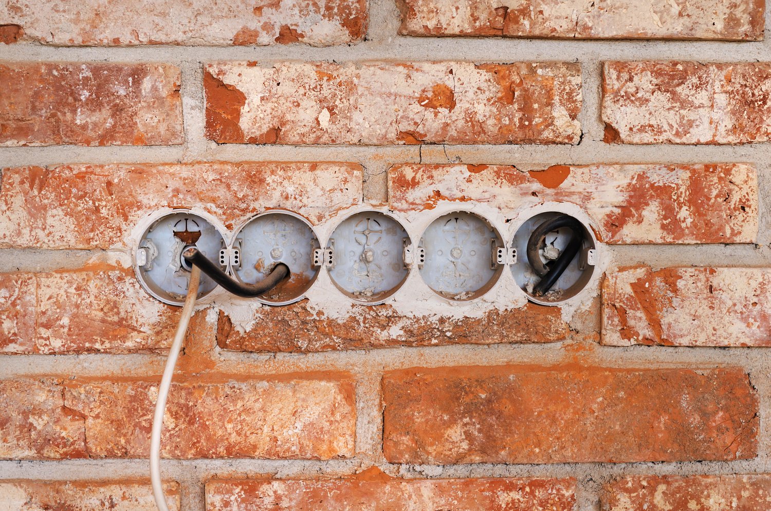 Dlaczego gniazdka w garażu nie działają mimo sprawnego oświetlenia